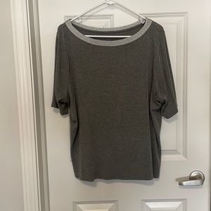 Gray tshirt with silver collar